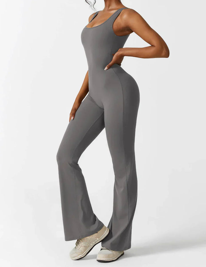 Donkerblauwe modieuze shaping jumpsuit met flared pijpen en elegante V-rug.