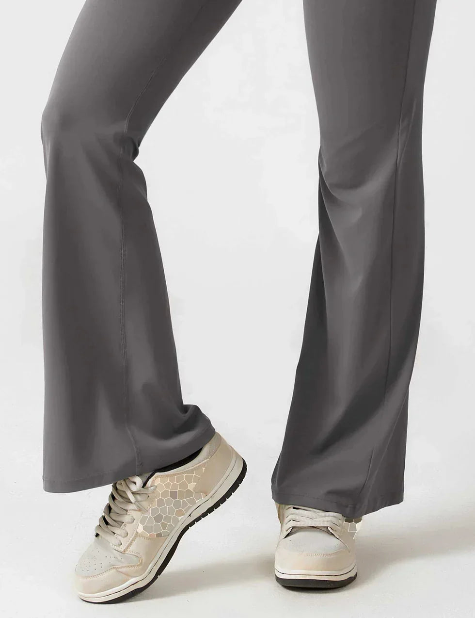 Grijze comfortabele dames jumpsuit, flared, shaping en met een diepe V-rug.