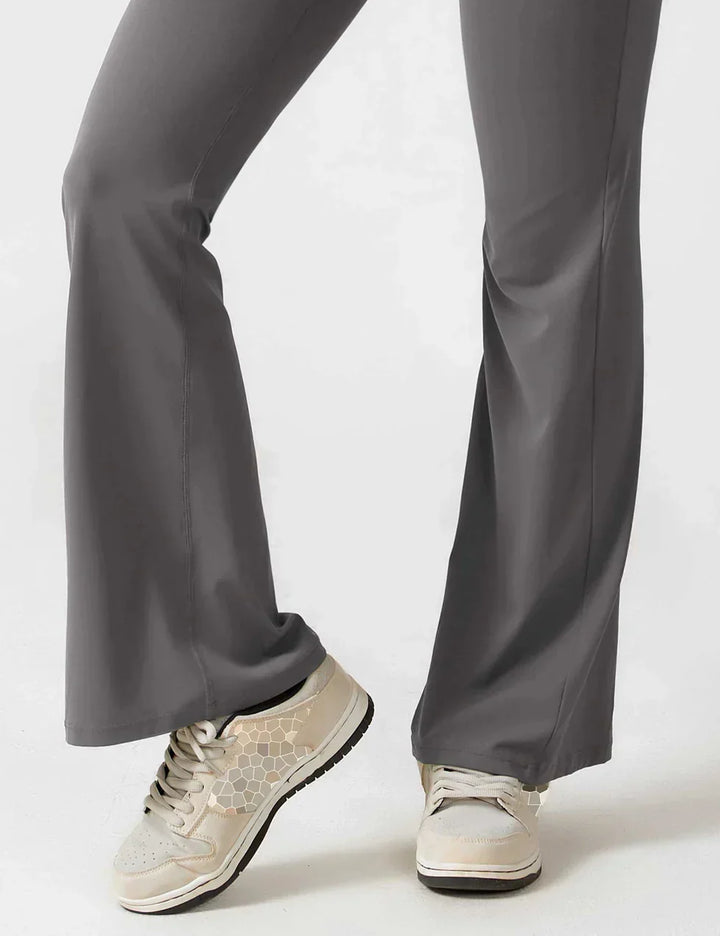 Grijze comfortabele dames jumpsuit, flared, shaping en met een diepe V-rug.