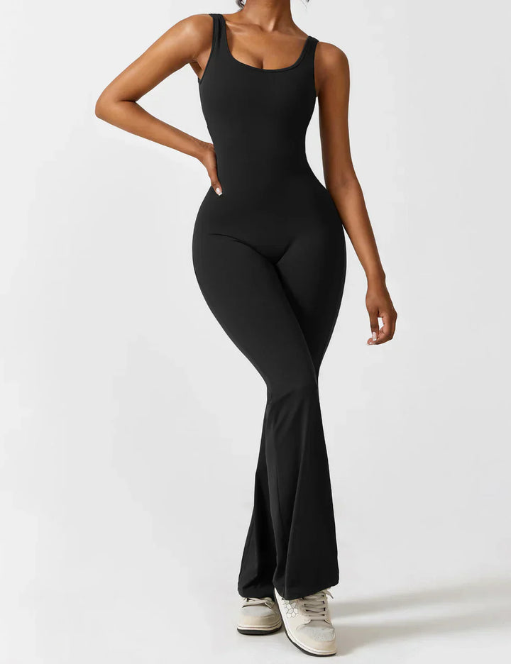 Grijze flared jumpsuit met body shaping en elegante V-rug design.