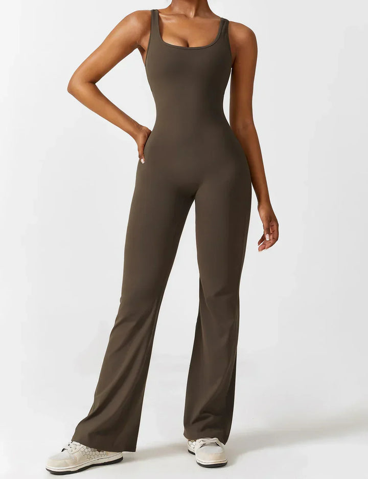 Elegante donkerblauwe jumpsuit met V-rug, flared fit en shaping.