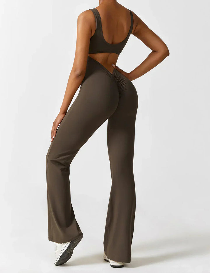 Koffiekleurige dames flared jumpsuit, veelzijdig en figuurcorrigerend.
