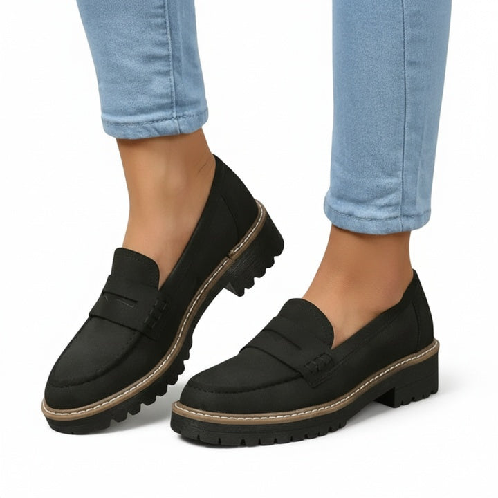 Zwarte dames penny loafers met stevige profielzool. Stijlvolle instappers voor comfort en een eigentijdse look.