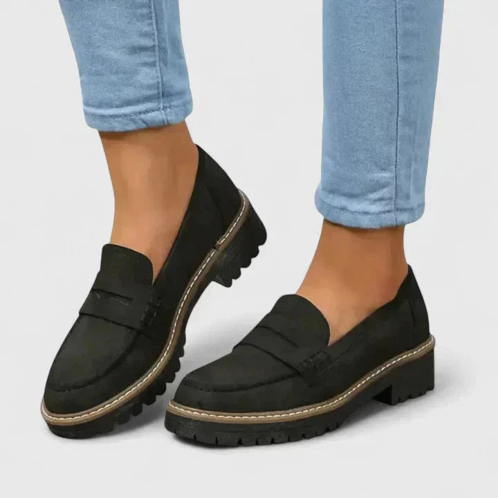 Comfortabele zwarte damesschoenen: trendy loafers met platformzool en klassieke penny strap. Ideaal voor werk of casual.