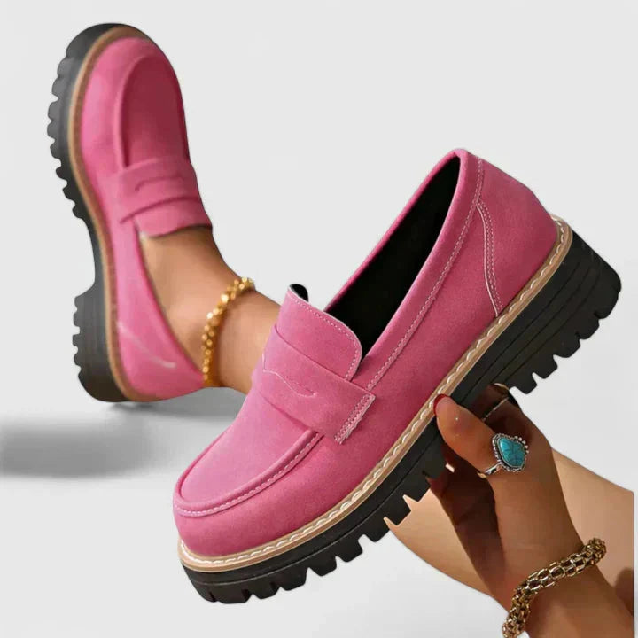 Elegante dames instappers met robuuste profielzool en penny strap. Zwarte loafers, perfect voor stijlvol dagelijks gebruik.