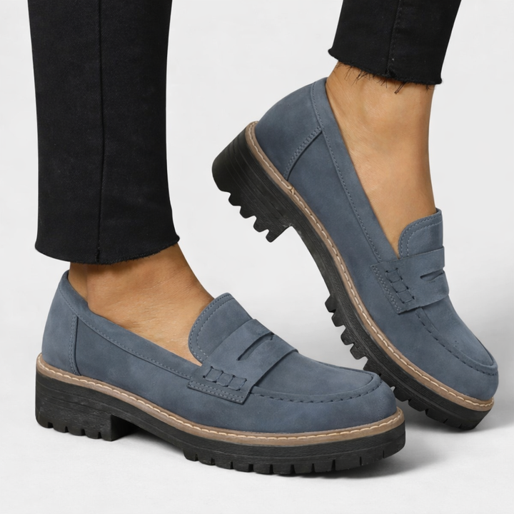 Modieuze zwarte penny loafers voor dames met een opvallende profielzool. Comfortabele en stijlvolle keuze voor elke outfit.
