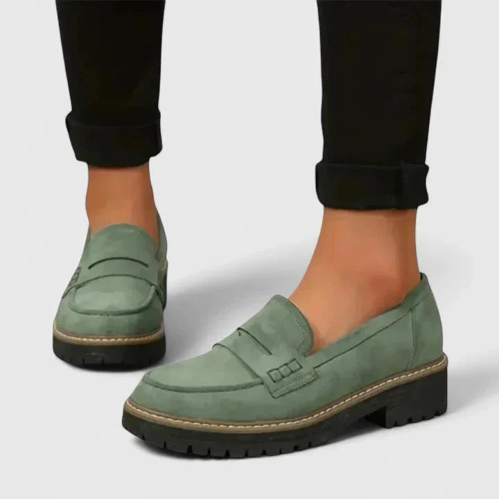 Veelzijdige zwarte dames instappers met moderne platformzool en penny strap. Perfecte damesschoenen voor elke gelegenheid.
