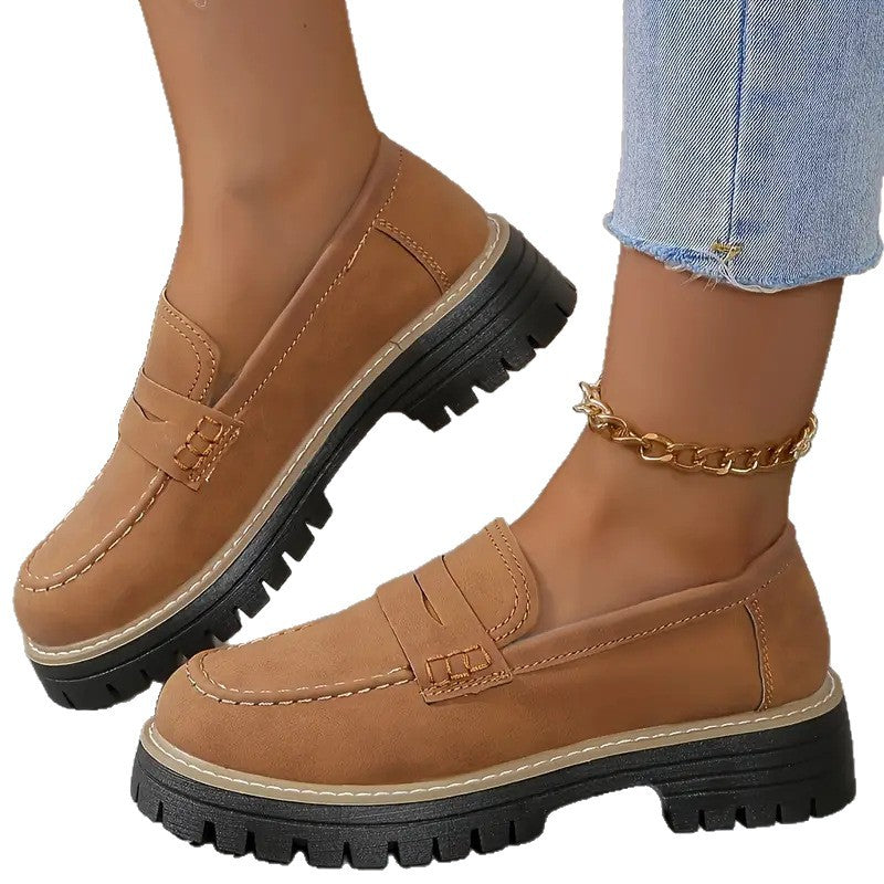 Dames loafers met dikke profielzool. Zwarte penny instappers combineren optimaal comfort met een trendy uitstraling.