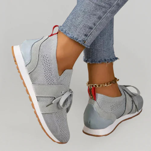 Zwarte dames sneakers met zachte binnenzool en ondersteunend loopcomfort. Stijlvol en veelzijdig voor dagelijks comfort.