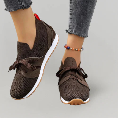 Rode dames sneakers voor optimaal voetcomfort. Stijlvolle casual schoenen met ondersteunende zool en zachte binnenzool.