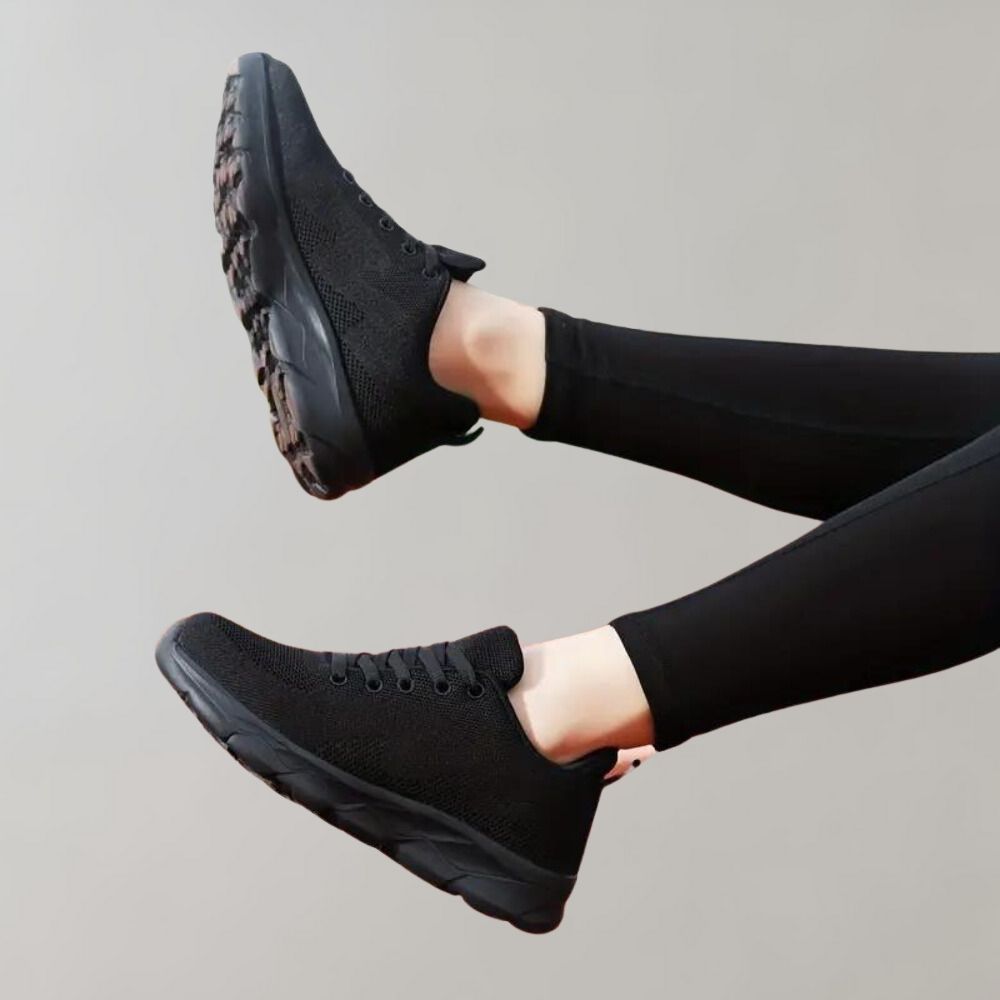 Zwarte dames wandelschoenen, comfortabel en ademend, ideaal voor sportief wandelen en dagelijks gebruik.