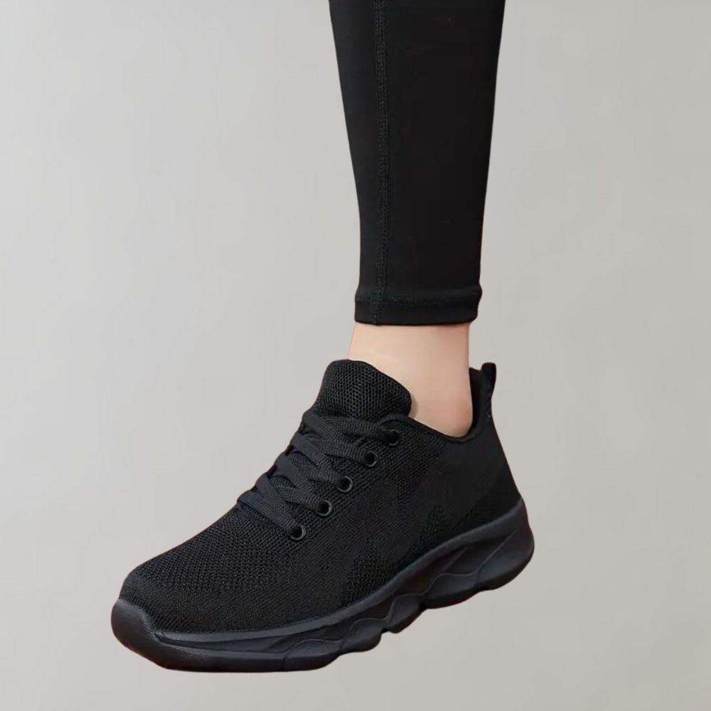 Ademende zwarte dames wandelschoenen; comfortabel voor lange wandelingen en dagelijks gebruik.