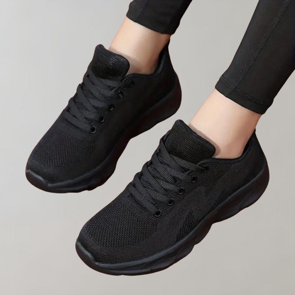 Comfortabele dames wandelschoenen, laag model, perfect voor wandelen en dagelijkse activiteiten. Zwart, ademend.
