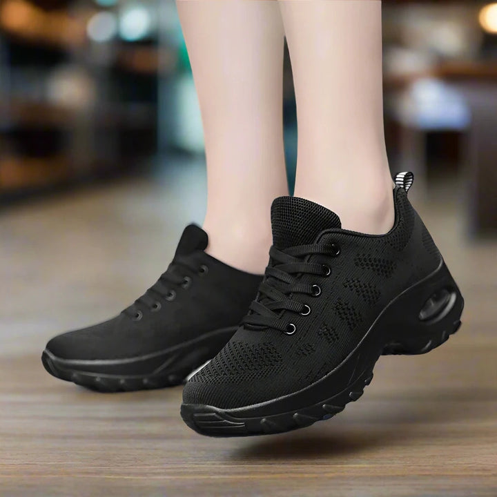 Witte dames werkschoenen met antislip zool en voetondersteuning, perfect voor veiligheid en comfort op het werk.