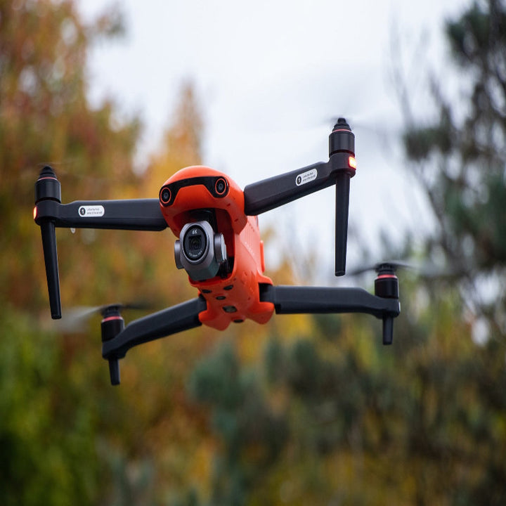 Zwarte drone met 4K UHD-camera, klaar voor luchtfotografie en videografie.