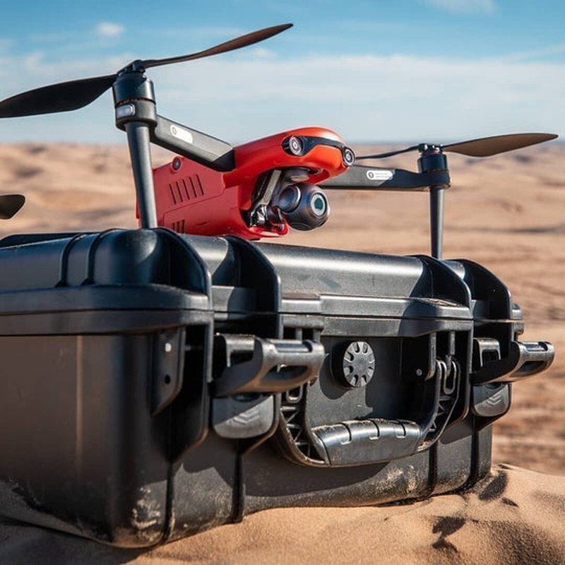 RC drone met lange vliegtijd en obstakeldetectie vliegt boven een landschap.