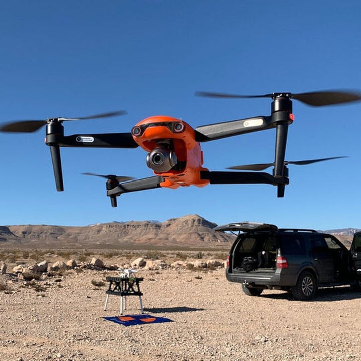 Drone in de lucht, demonstrerend zijn lange batterijduur voor uitgebreide vluchten.