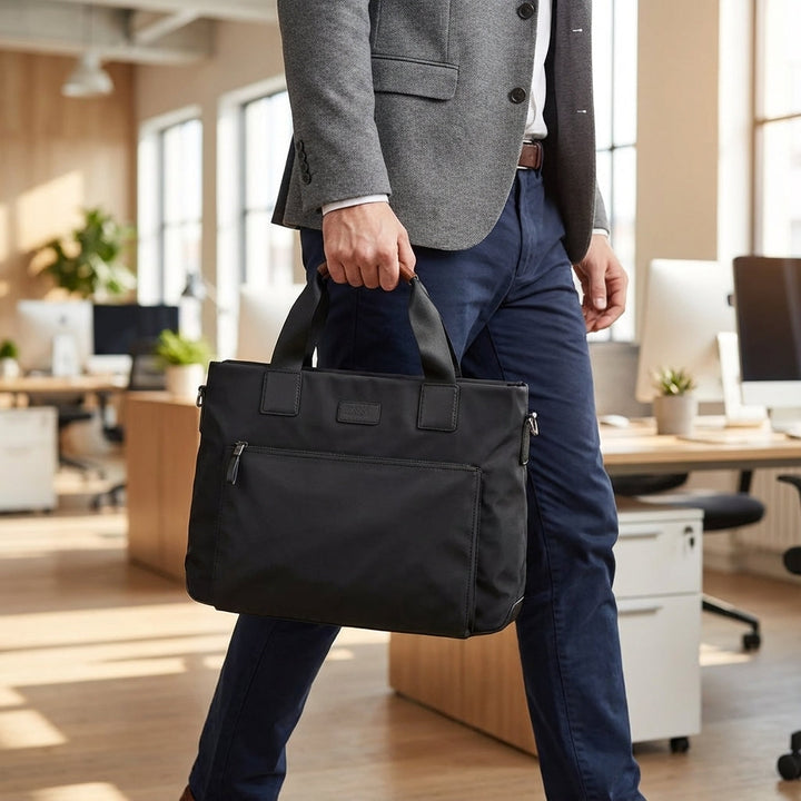 Zwarte duurzame Oxford laptoptas voor zakelijk gebruik; beschermende ShieldBag met georganiseerde vakken.