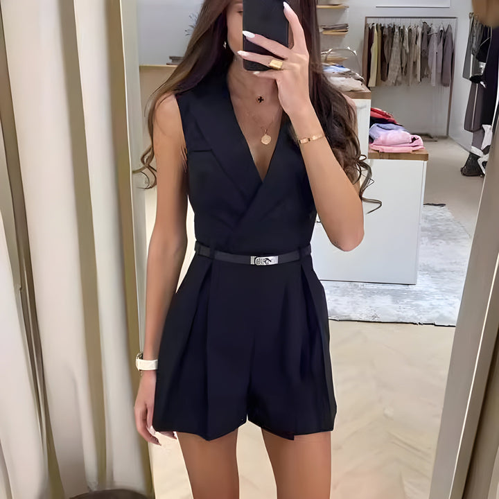 Zwarte elegante mouwloze dames romper met V-hals en geplooide shorts, perfect voor zomerse feesten.