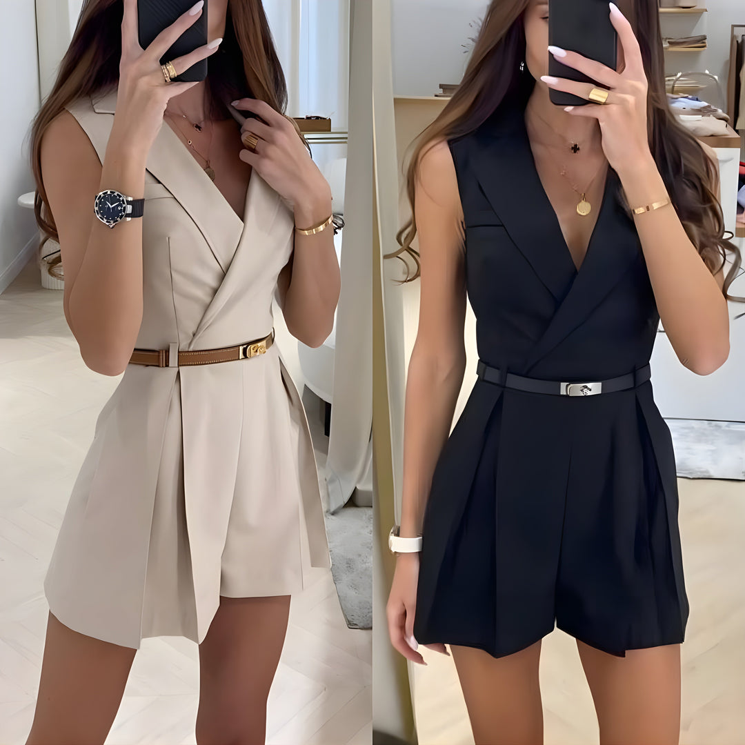 Elegante beige dames romper met V-hals, geplooide shorts en mouwloos design. Ideaal voor de zomer.