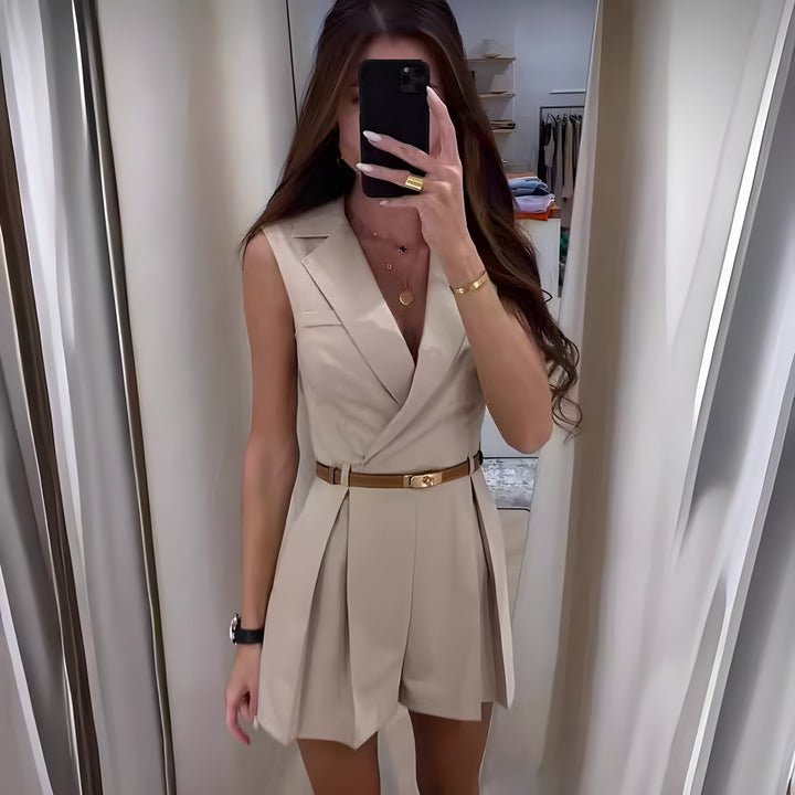 Casual chique beige dames jumpsuit, mouwloos met V-hals en geplooide shorts. Veelzijdig voor de zomer.