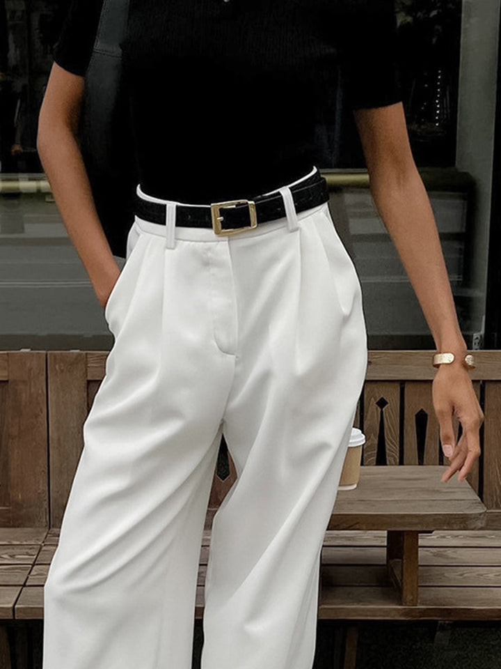 Zwarte wide leg damesbroek met hoge taille, perfect voor een elegante zakelijke of feestelijke outfit.