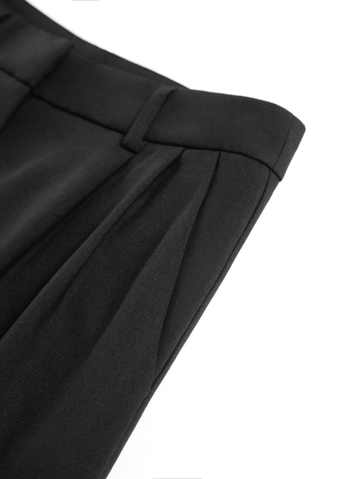 Witte comfortabele wide leg damesbroek, met een hoge taille voor een gestroomlijnd silhouet.