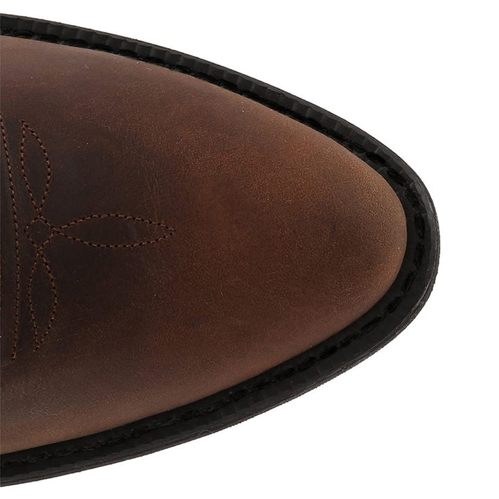 Close-up van de spitse neus van een heren cowboylaars met gedetailleerd stikwerk.