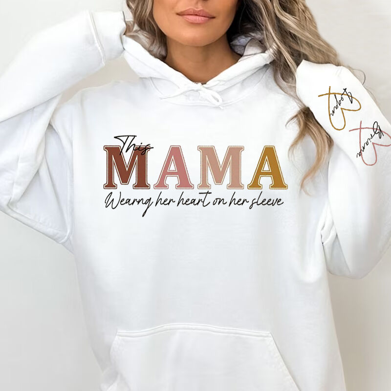 Zwarte gepersonaliseerde hoodie met namen op de mouw, een uniek Moederdag cadeau voor dames.