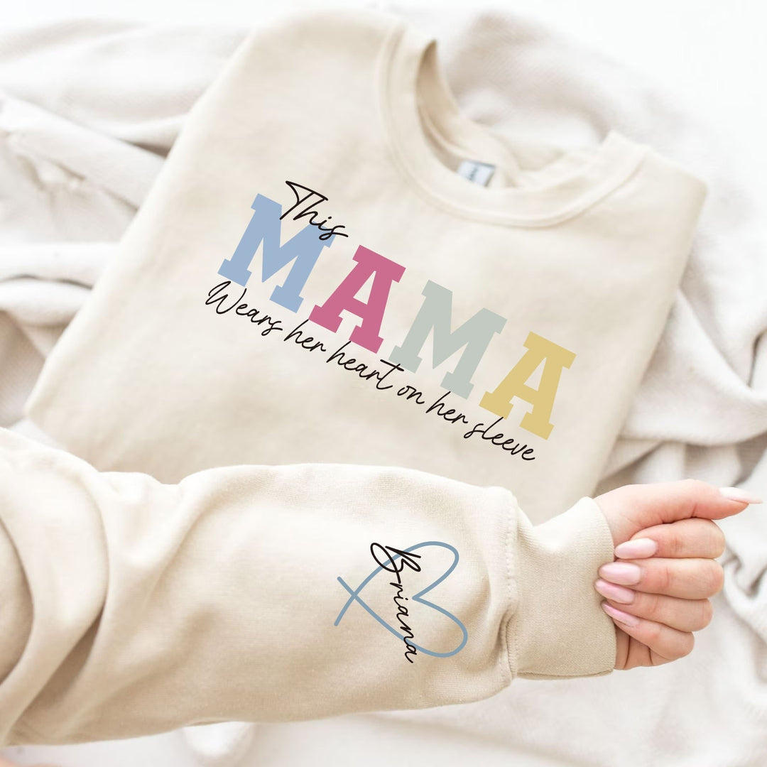 Detail van de 'love sleeve' met gepersonaliseerde namen op een zachte dames hoodie, ideaal familie cadeau.