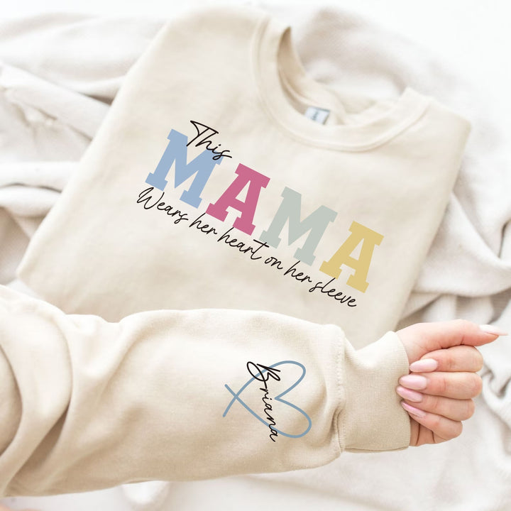Detail van de 'love sleeve' met gepersonaliseerde namen op een zachte dames hoodie, ideaal familie cadeau.