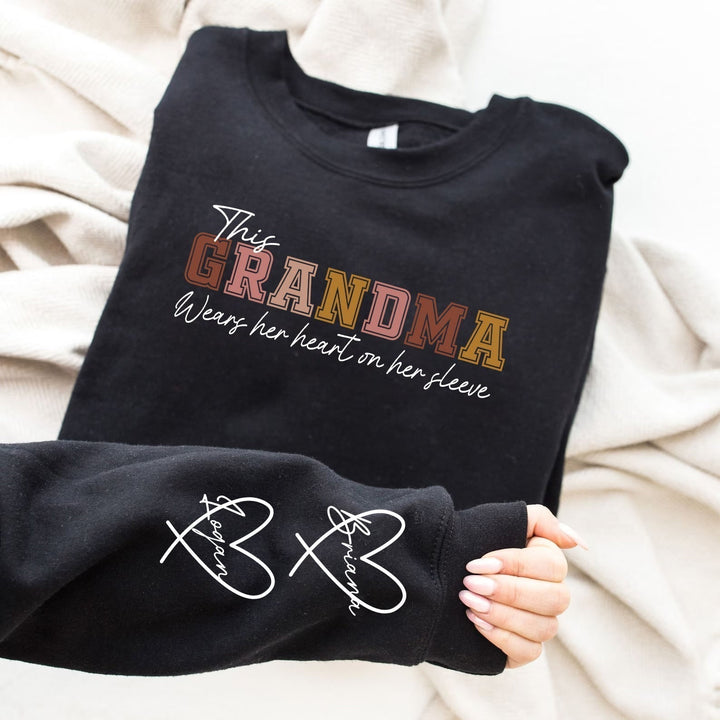 Vrouw draagt comfortabele gepersonaliseerde hoodie met namen, een warm en liefdevol Moederdag cadeau voor haar.
