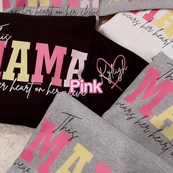 Plat gelegde zwarte gepersonaliseerde trui met namen op de mouw, een attent Moederdag of oma cadeau.