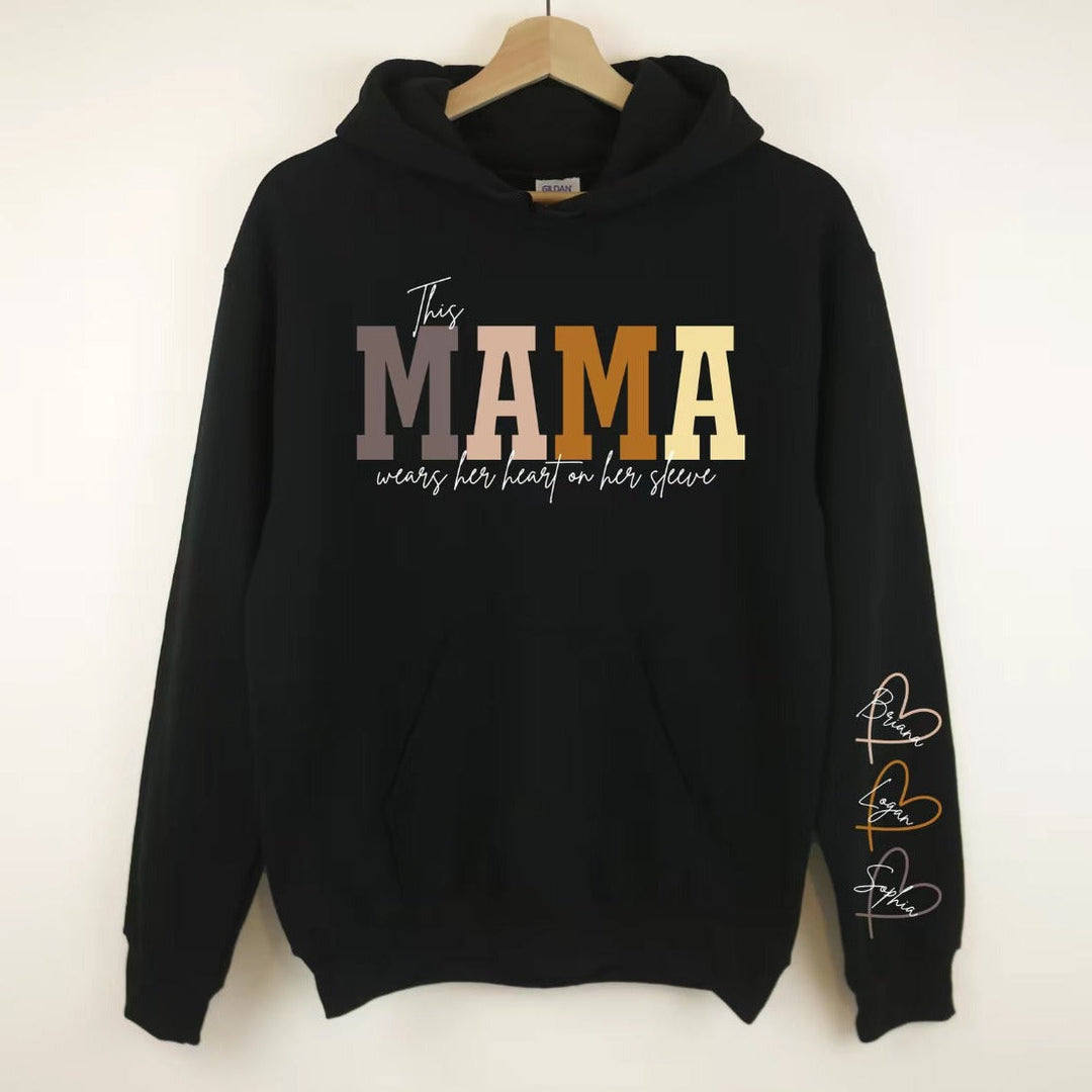 Model toont gepersonaliseerde hoodie met namen op mouw, een comfortabel en uniek Moederdag cadeau voor haar.