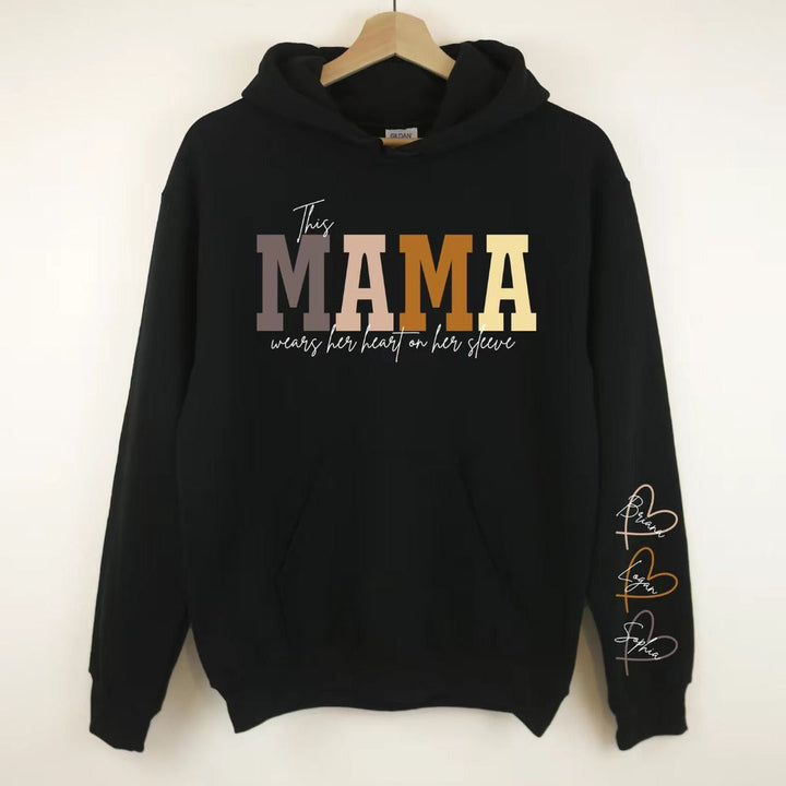 Model toont gepersonaliseerde hoodie met namen op mouw, een comfortabel en uniek Moederdag cadeau voor haar.