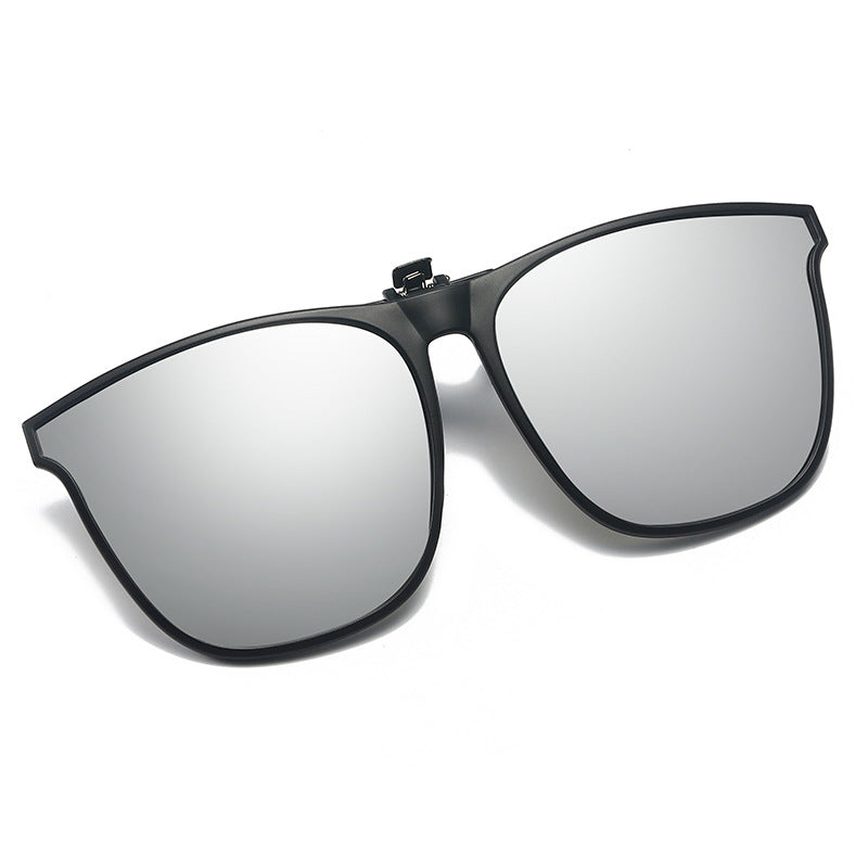 Handige clip-on zonnebril als brillen accessoire; gepolariseerd, UV400 en anti-glans voor unisex gebruik.