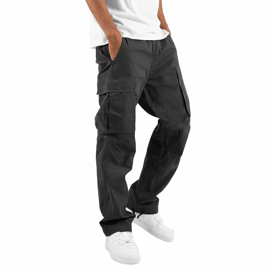 Zwarte heren cargobroek met elastische taille en trekkoord, urban stijl, relaxed fit.
