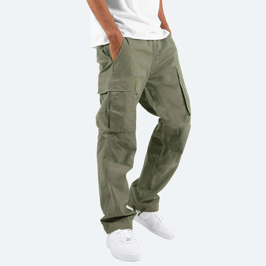 Khaki heren cargobroek met trekkoord, relaxed fit en veel zakken, perfect voor outdoor.