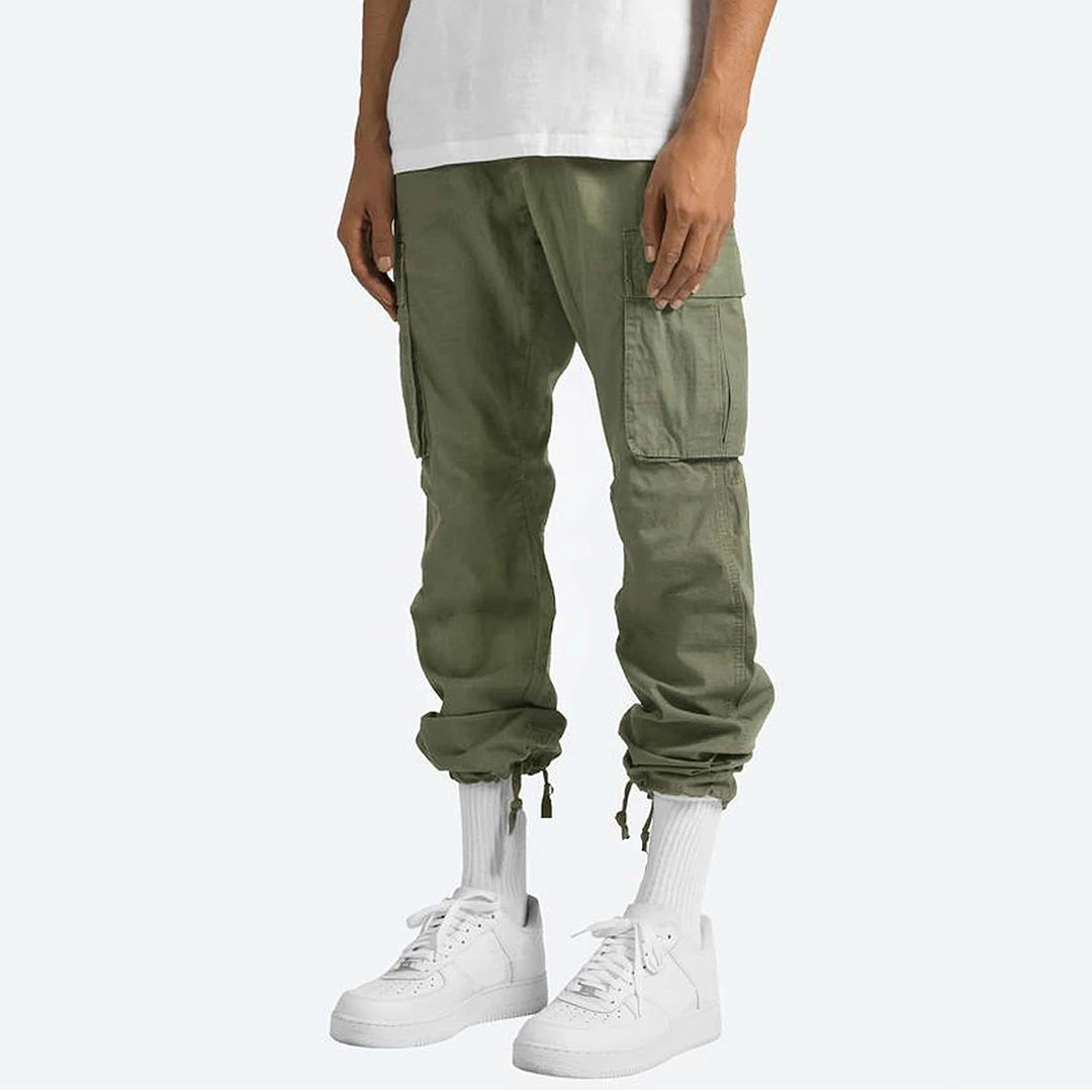 Zwarte heren cargobroek met trekkoord en elastische taille, ideaal voor een moderne urban look.