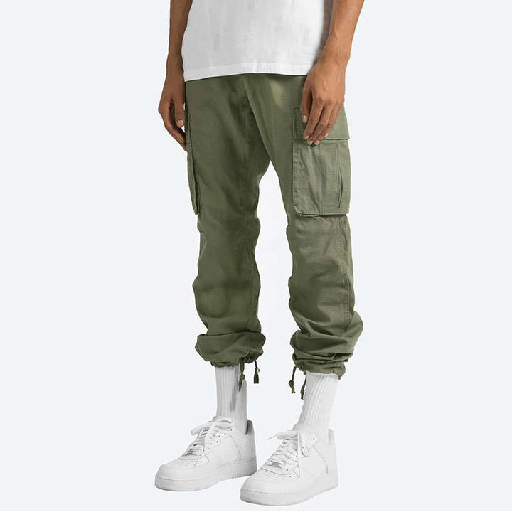 Zwarte heren cargobroek met trekkoord en elastische taille, ideaal voor een moderne urban look.