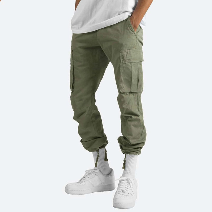 Grijze heren cargobroek, ontworpen voor comfort en casual stijl, met handige zakken.