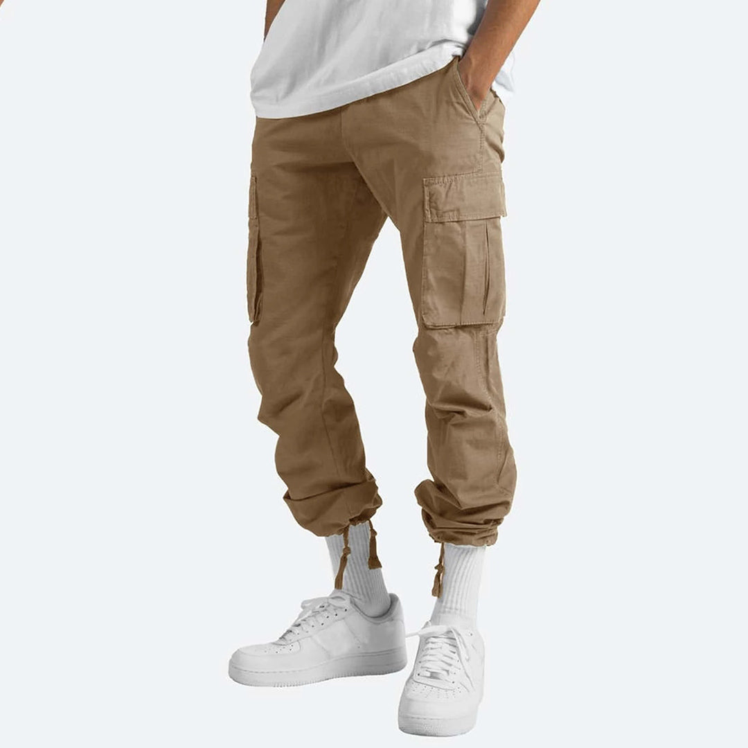 Khaki heren cargobroek, urban look, met trekkoord en ruime cargozakken, functioneel.