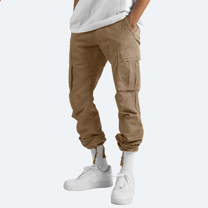 Khaki heren cargobroek, urban look, met trekkoord en ruime cargozakken, functioneel.