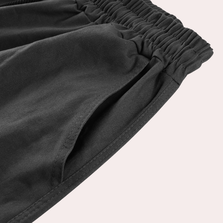 Groene heren cargobroek met zijzakken, elastische tailleband en relaxed fit, urban look.