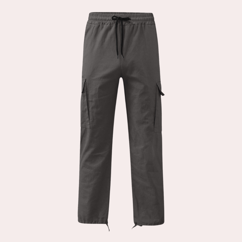 Zwarte heren cargobroek, relaxed fit, ideaal voor een casual of urban outfit.