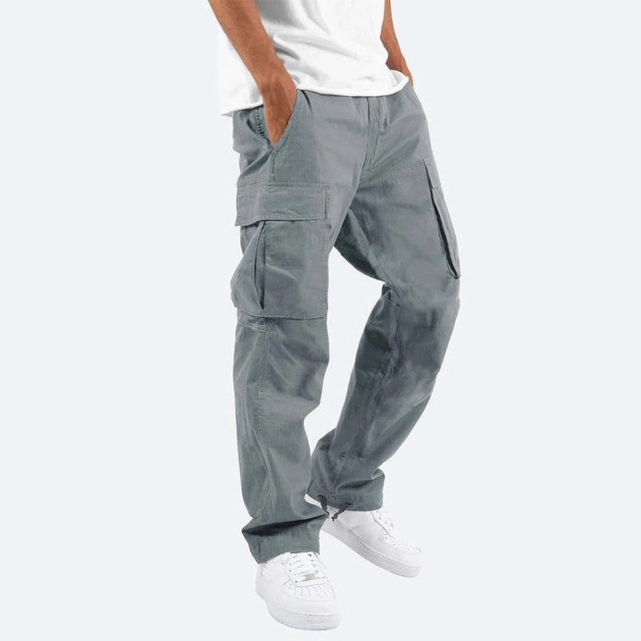 Zwarte casual cargobroek voor heren, met praktische zijzakken en een comfortabele pasvorm.