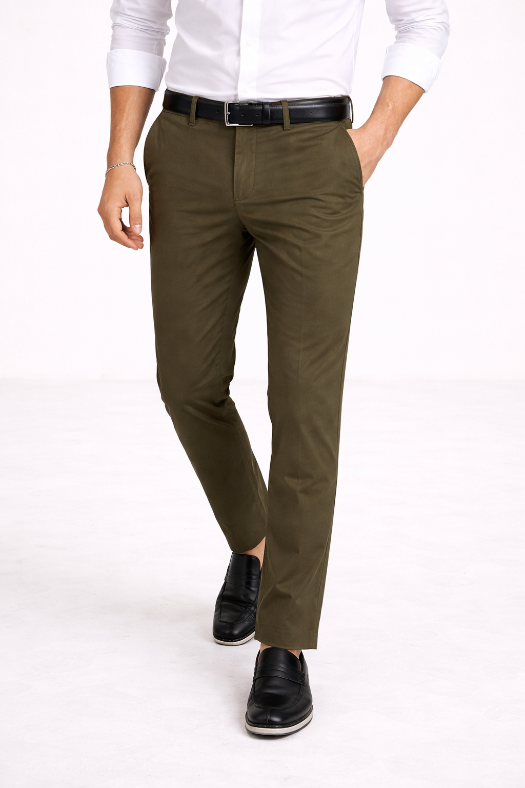 Zwarte heren chino broek met perfecte pasvorm, ideaal voor een stijlvolle zakelijke of casual look.