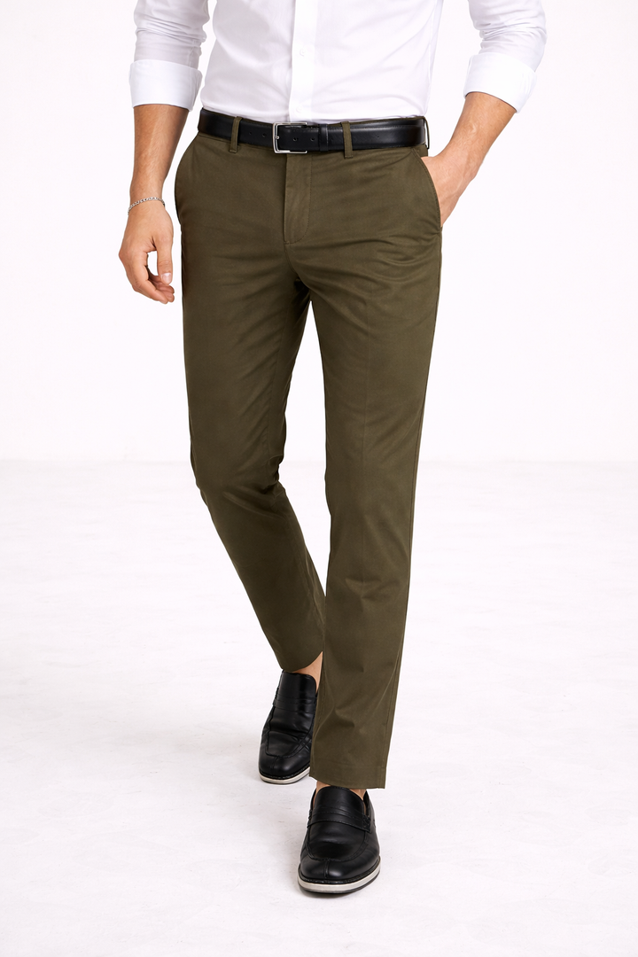 Zwarte heren chino broek met perfecte pasvorm, ideaal voor een stijlvolle zakelijke of casual look.