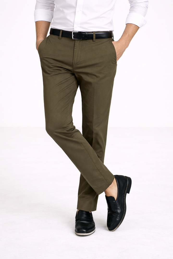 Moderne heren geklede chino broek, veelzijdig voor zowel zakelijke afspraken als een casual gelegenheid.