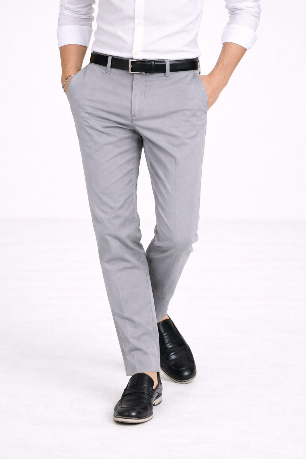 Grijze heren chino broek, een stijlvolle en comfortabele keuze voor de moderne man met oog voor detail.